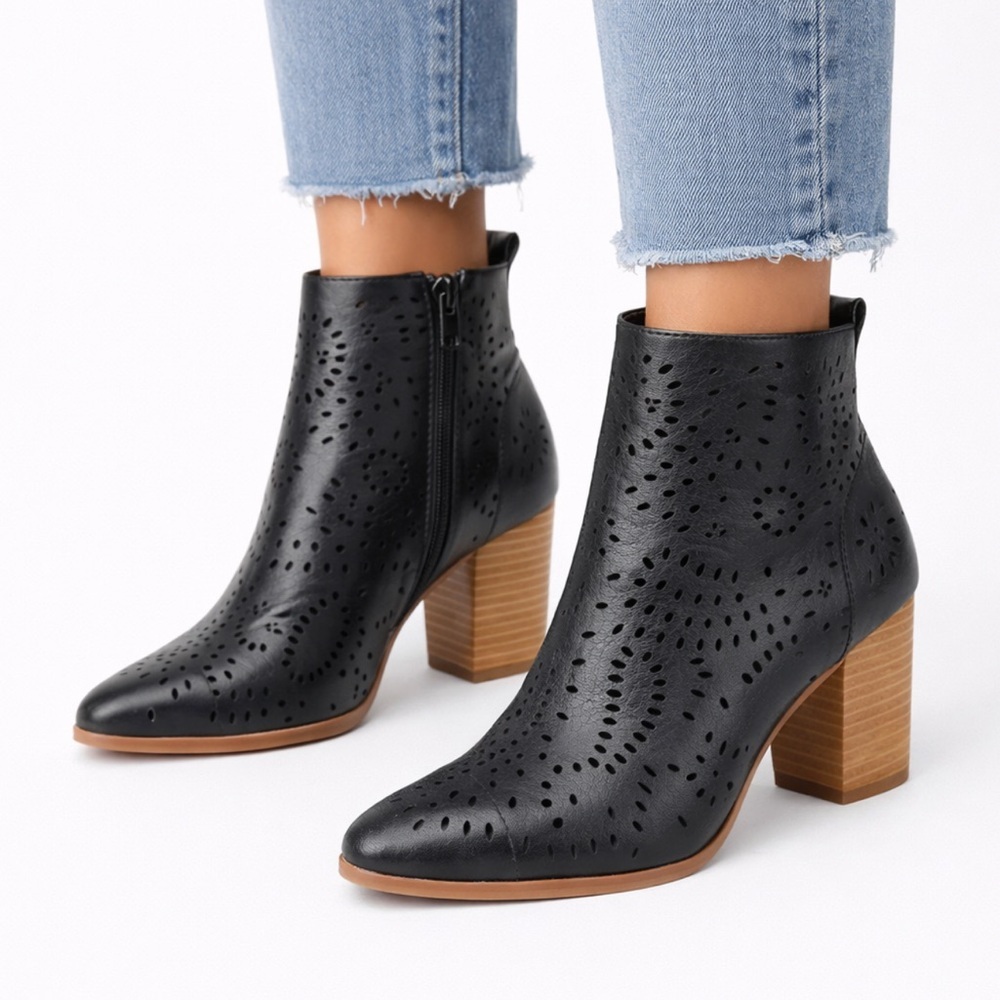 [Carlos Santana] Black Pointed Toe Ankle Bootie